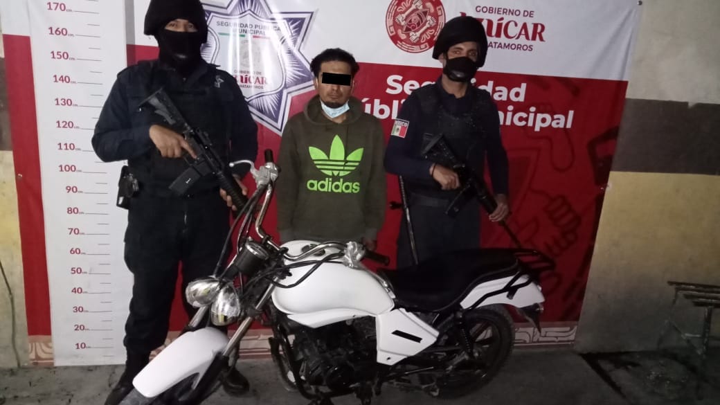 Detienen a dos sujetos con motos robadas en Izúcar