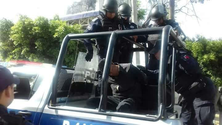 Detienen a 11 sujetos con un par de armas, en Tehuacán
