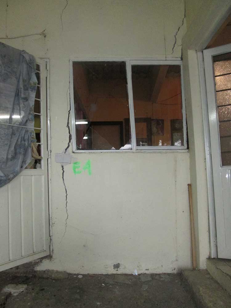 Empresa evade reparación total de casa que dañó en Huauchinango