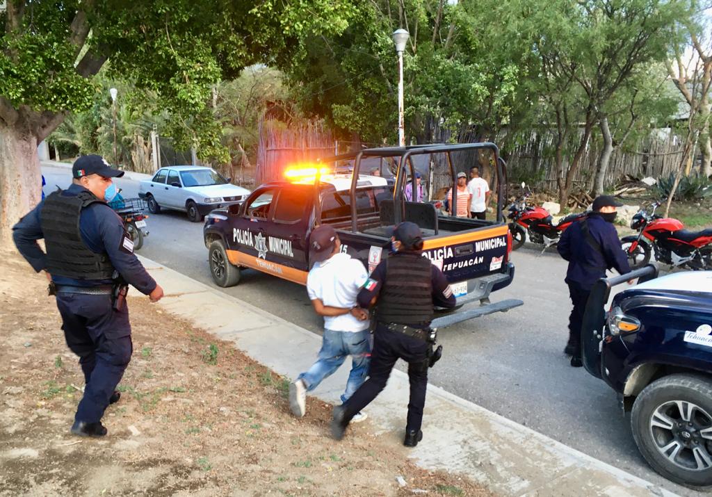 En operativo en canchas deportivas hallan a joven con marihuana en Tehuacán