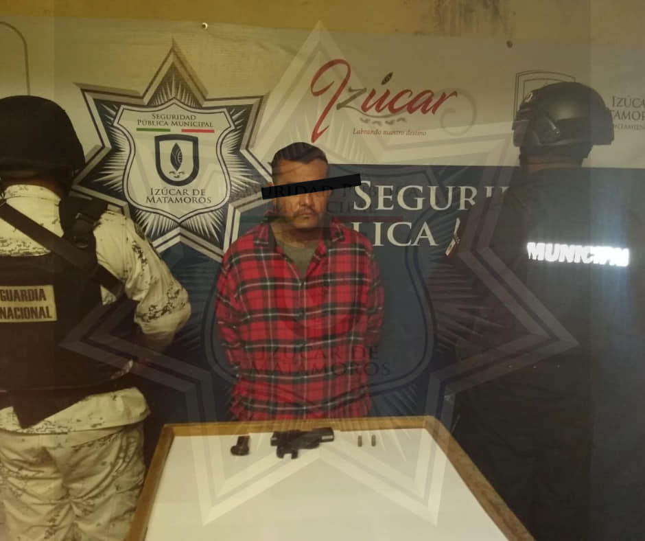 Lo detienen con arma tipo escuadra en calles de Izúcar