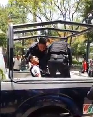 Detienen a activista por regañar a policías de Tehuacán