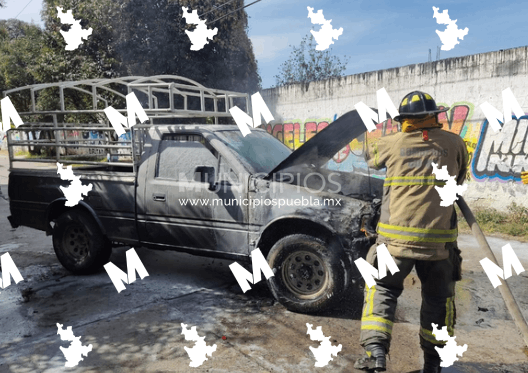 Incendio de una camioneta moviliza bomberos en Texmelucan