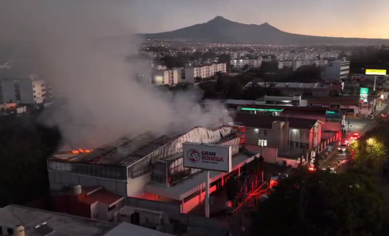 VIDEO Incendio consume Gran Bodega en Amalucan