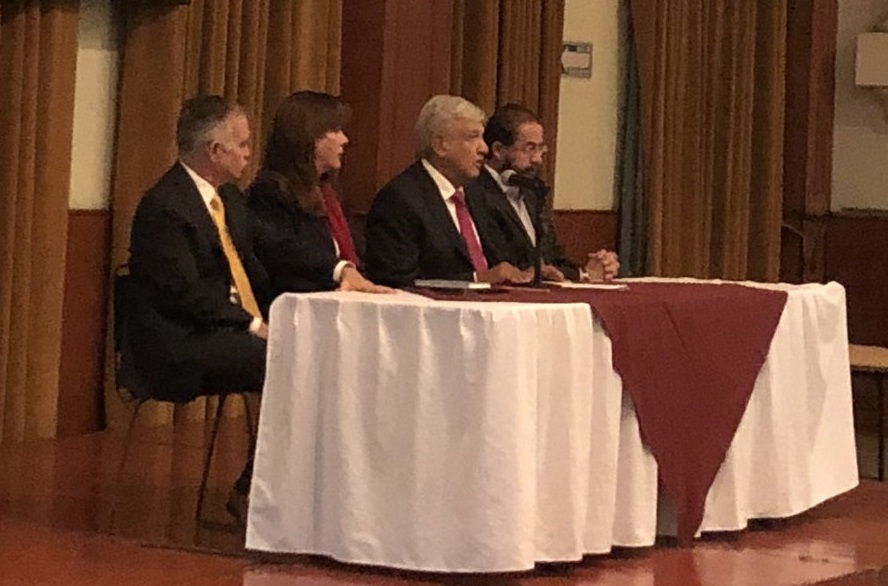 Se reúne López Obrador con diputados y senadores electos 