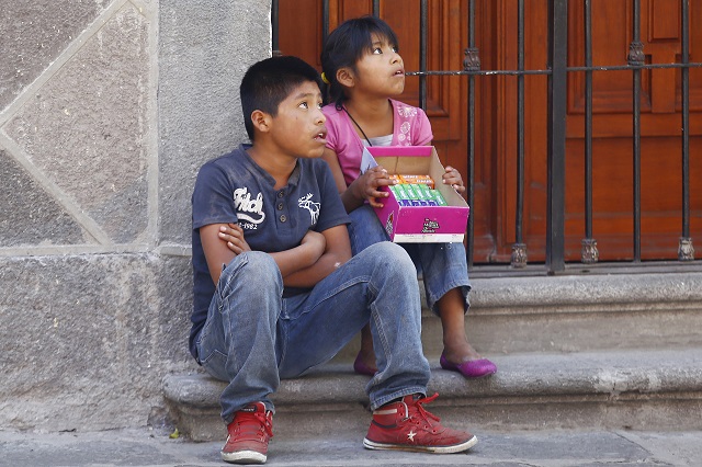 Niños trabajan en calles por diversión: hermana de Claudia Rivera