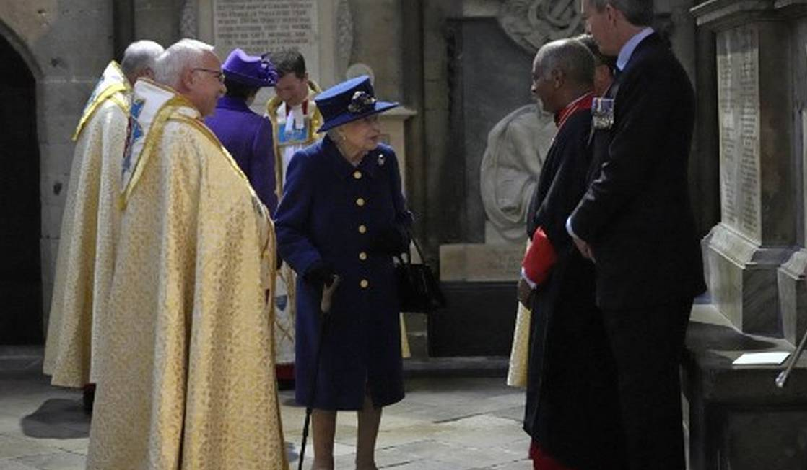 La reina Isabel II sorprende con uso de bastón