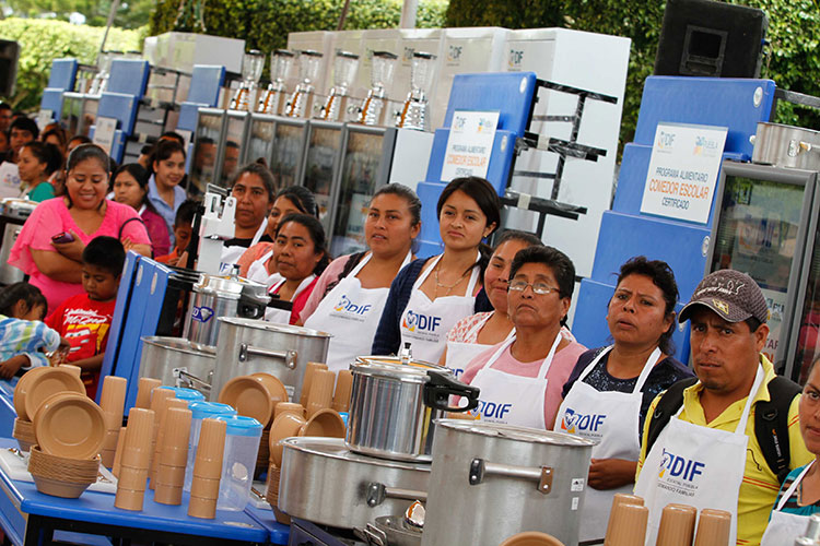 Equipan desayunadores de escuelas en siete municipios de Puebla