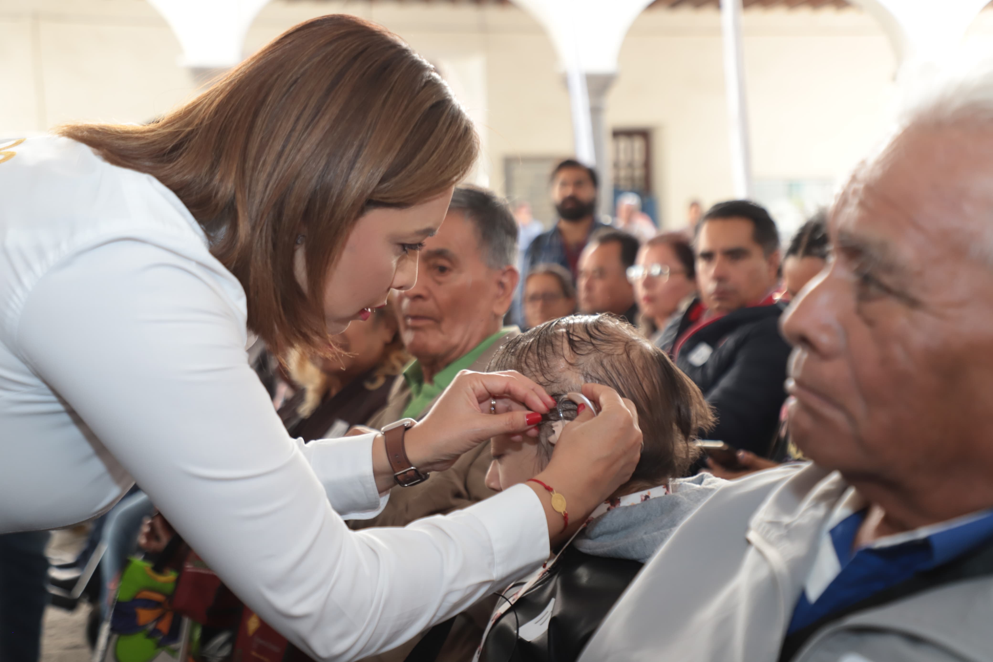 Encabeza Gaby Bonilla entrega de aparatos auditivos en Puebla