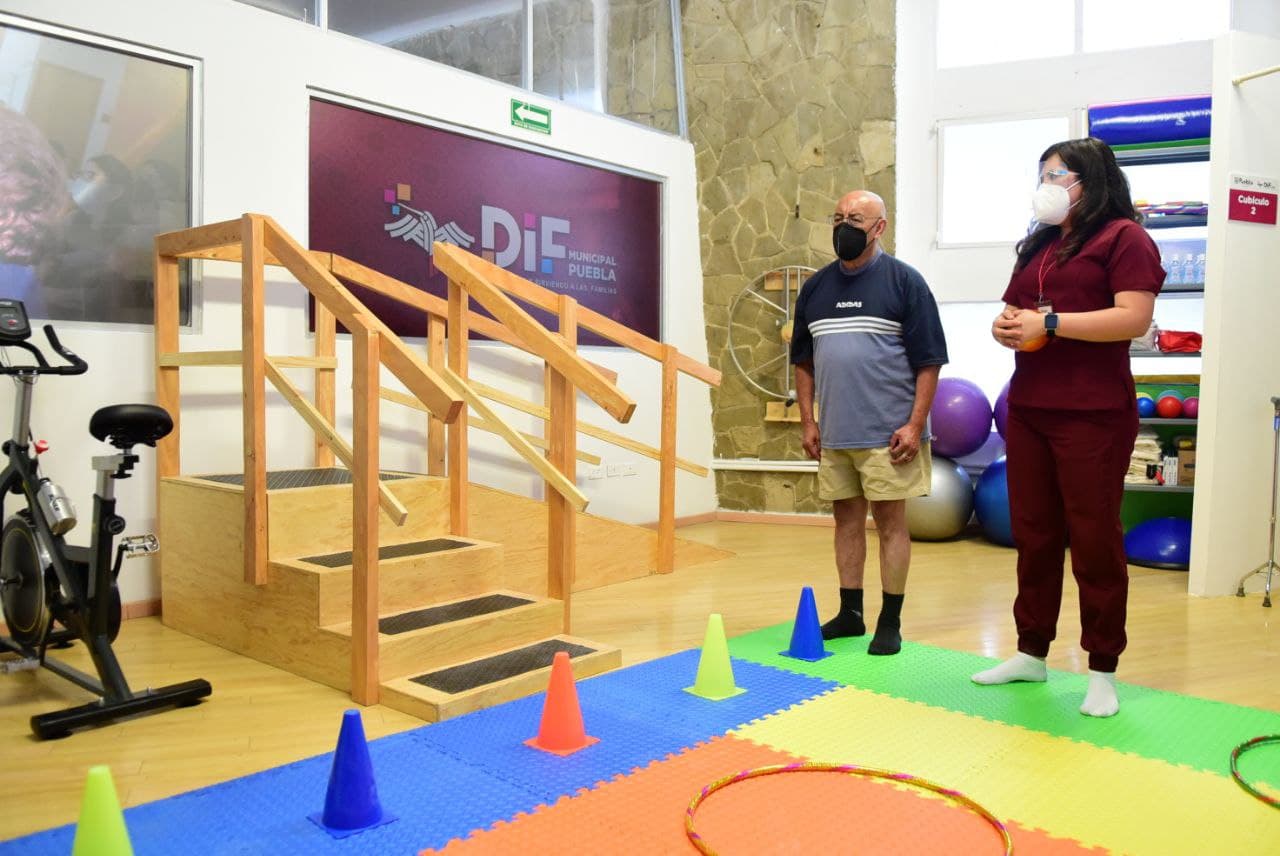 Abre DIF Puebla nueva área de fisioterapia para personas adultas mayores 