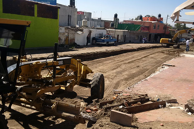 Excavan para hallar rieles de tren turístico Puebla – Cholula