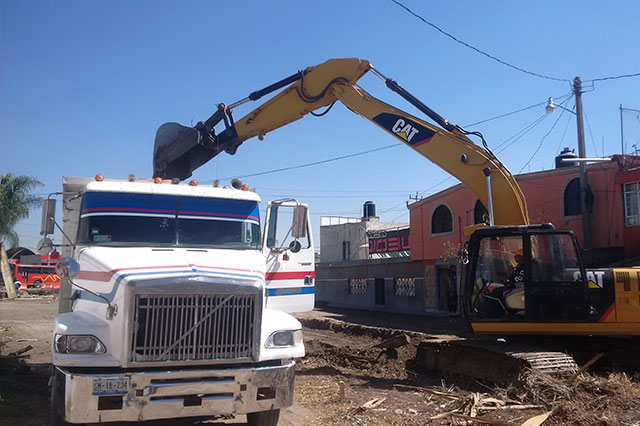 Excavan para hallar rieles de tren turístico Puebla – Cholula