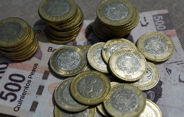 El peso mexicano perdió terreno este viernes