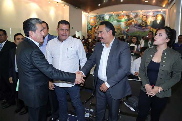 Se reúne Diódoro Carrasco con alcaldes para protección de migrantes