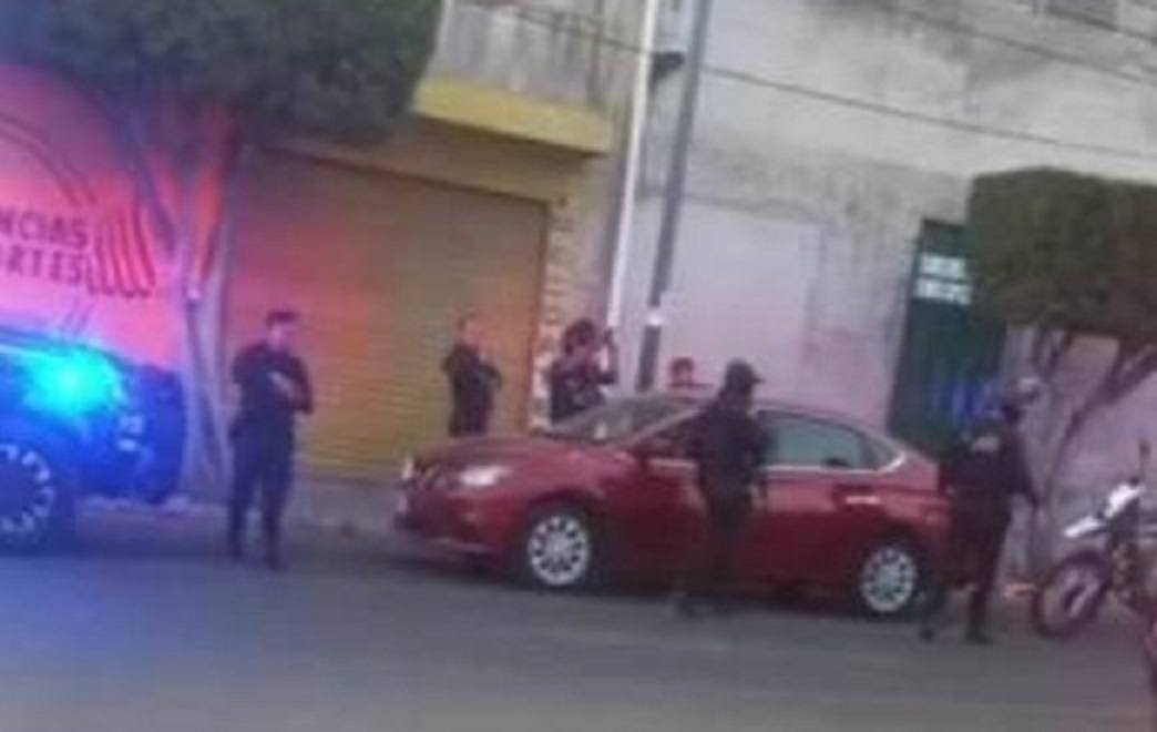 Detienen ebrio y armado a director de la escuela 5 de Mayo en Tehuacán