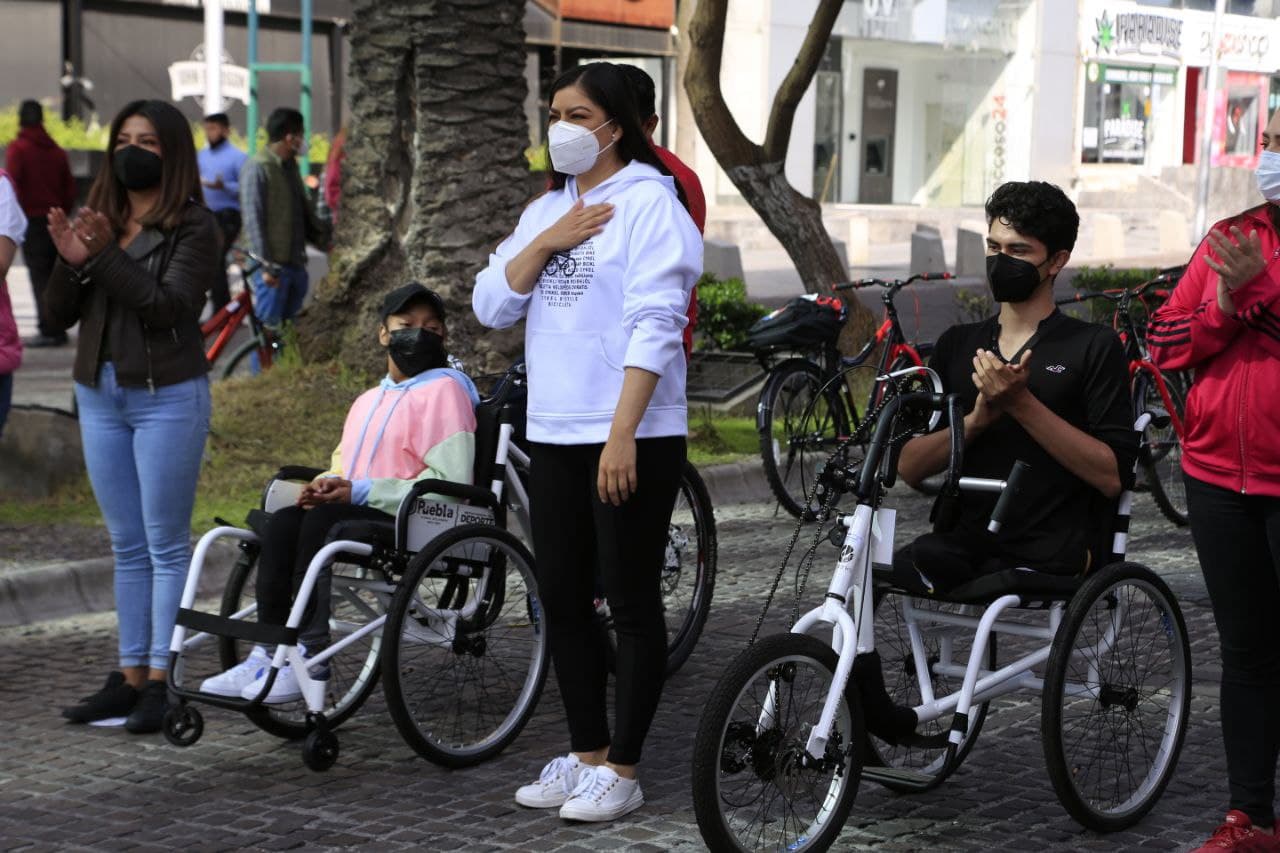 Ayuntamiento de Puebla entrega vehículos no motorizados e incluyentes para Vía Recreativa 