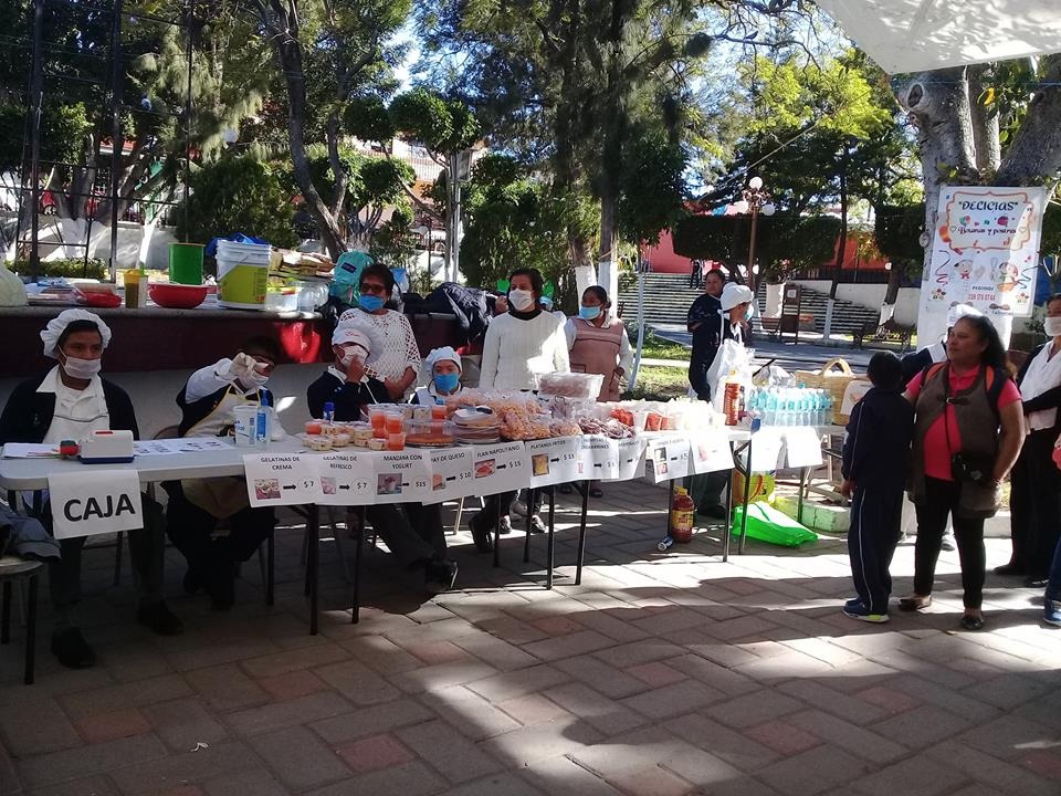 Alumnos con capacidades diferentes ofrecen productos en Tecamachalco