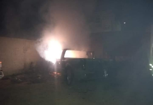 Arde camioneta en Huixcolotla; habría sido por pirotecnia