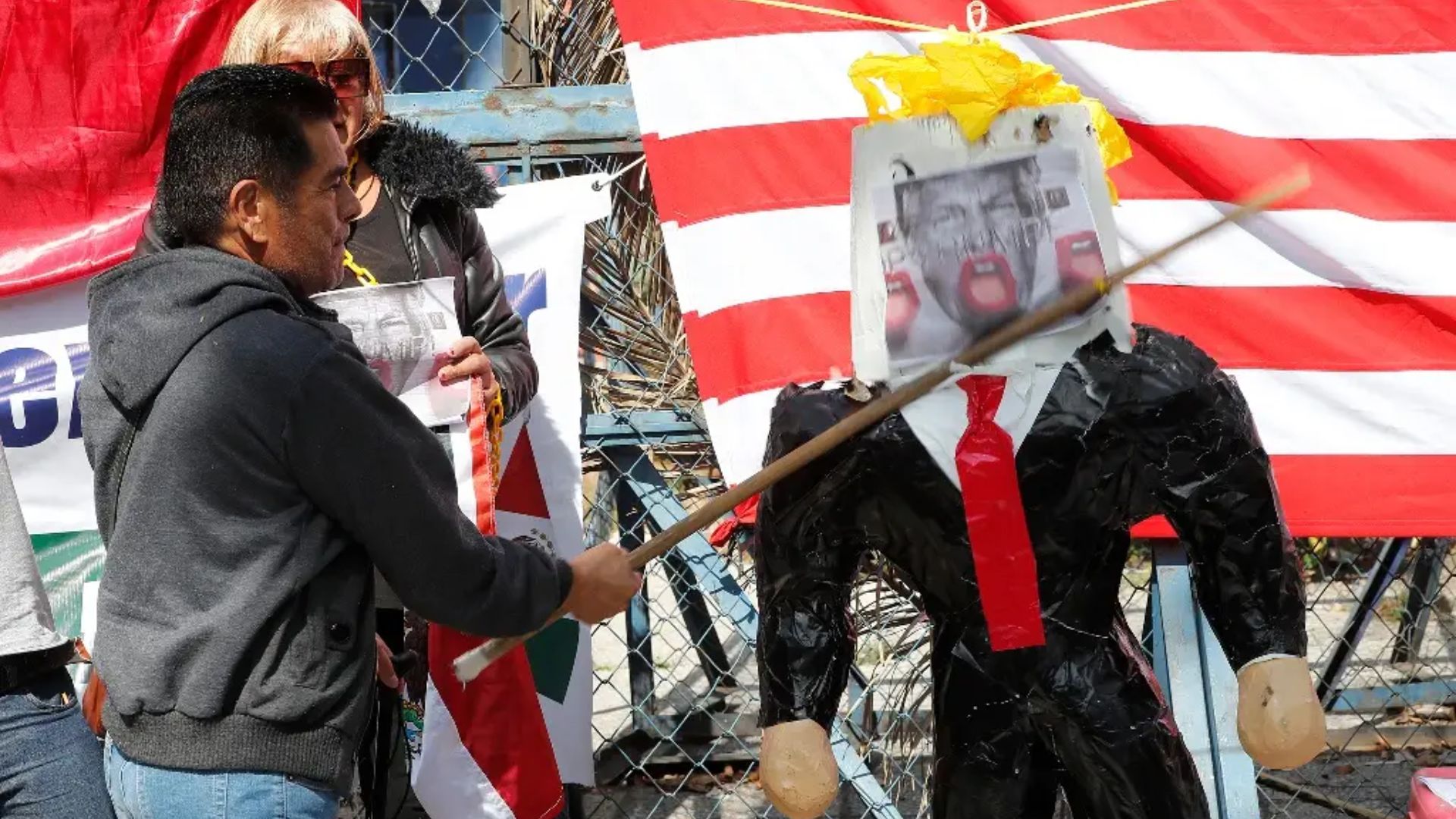 Activistas destruyen imágenes de Trump frente a Embajada de EU 