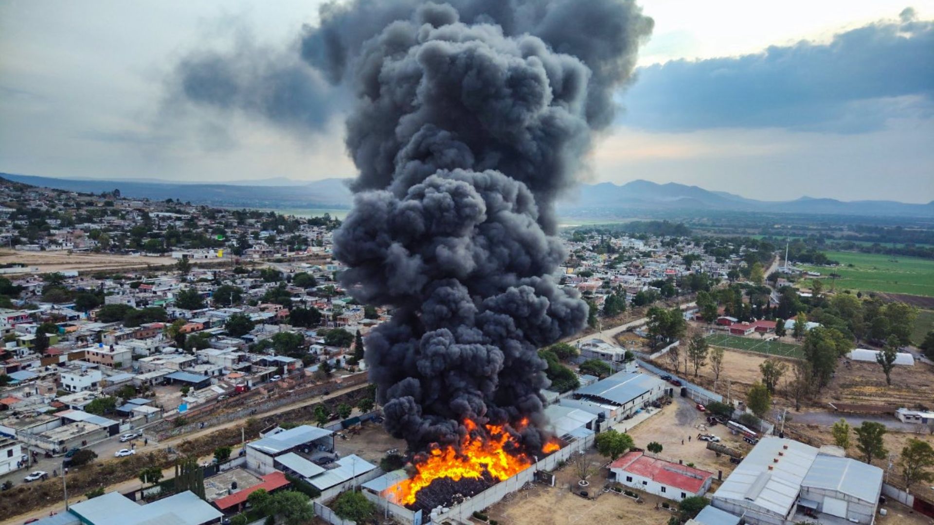 Bomberos en Querétaro logran extinguir incendio masivo en planta recicladora