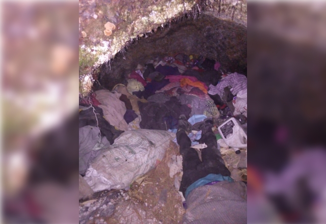 Hallan muerto a sujeto que habitaba cueva en Chignautla