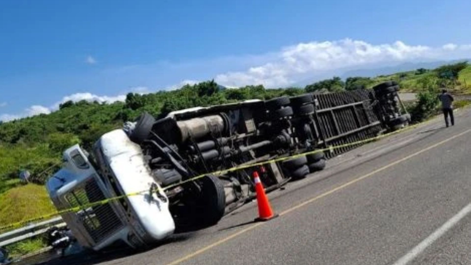 Tras volcadura de un tráiler en la Siglo XXI, reportan un estancamiento vial 