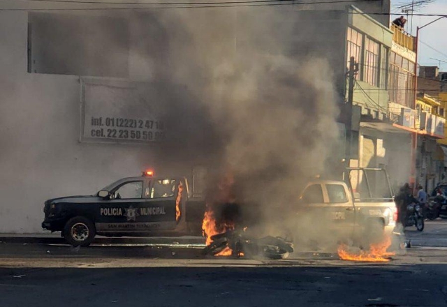 VIDEO: Prenden fuego a patrullas tras accidente en Texmelucan