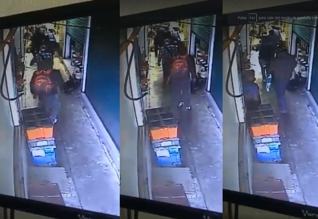 VIDEO: Pánico en mercado de Puebla por asalto armado