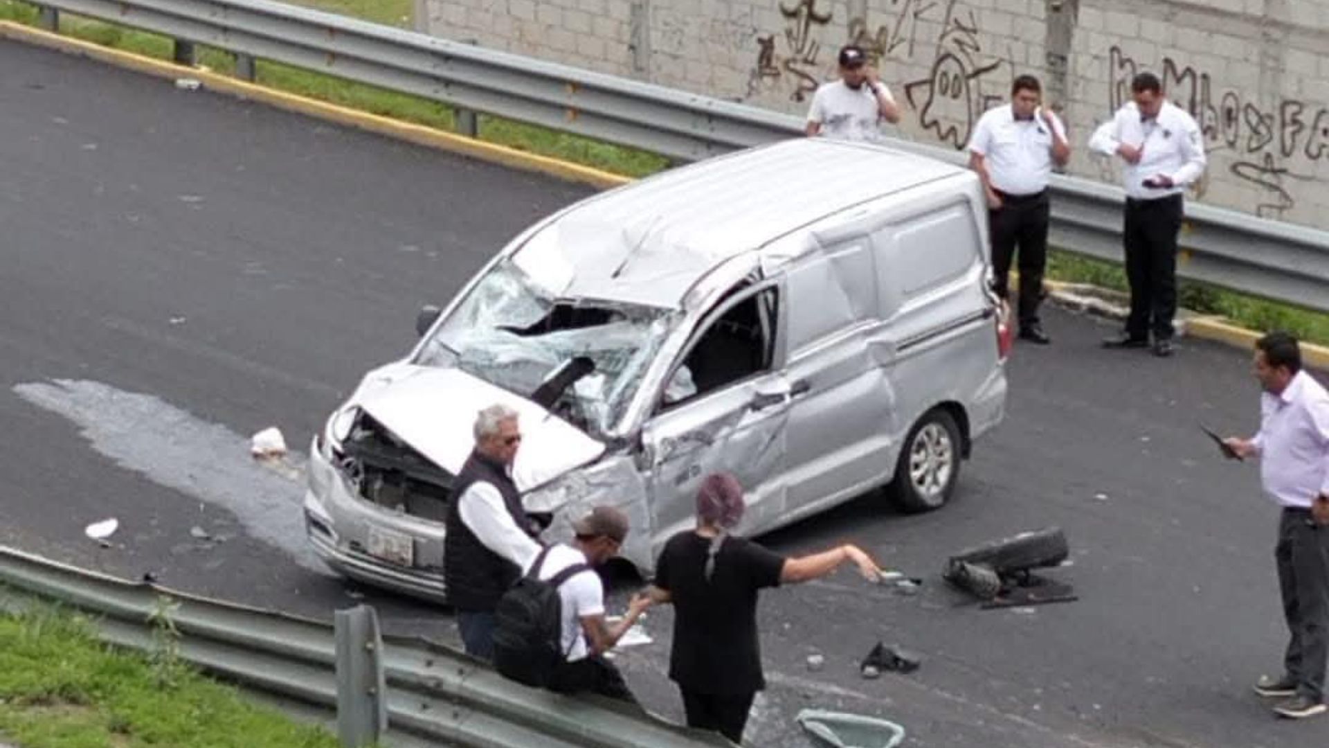 Autoridades y automovilistas reportan aparatoso choque en el Periférico Ecológico