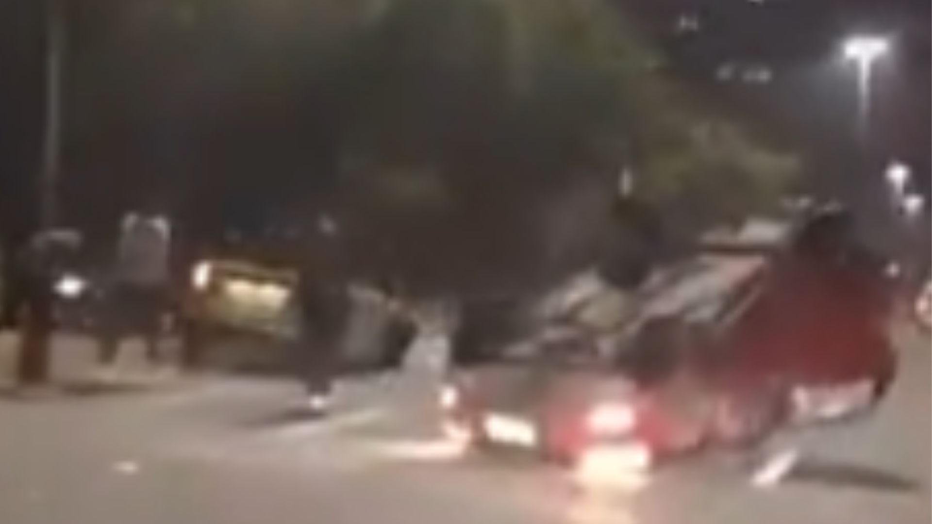 Por “jugar” una carrera clandestina, se volcó un automóvil en la Vía Atlixcáyotl