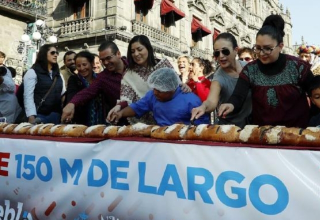 Edila parte tradicional rosca de reyes en zócalo de Puebla