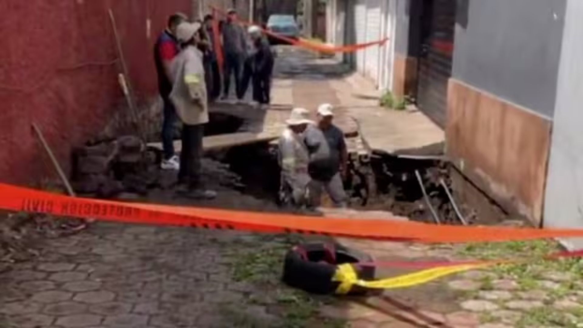 Lluvias en Xochimilco han provocado un socavón de 15 metros de largo