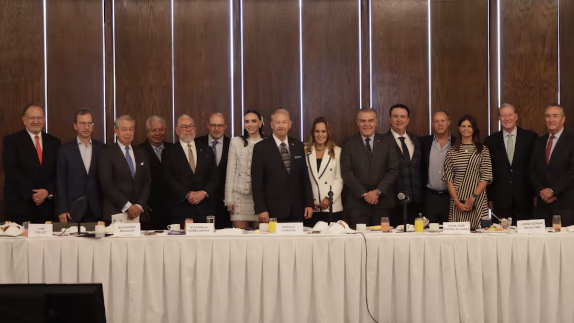 Embajador de EU promete atender preocupaciones de empresarios mexicanos  