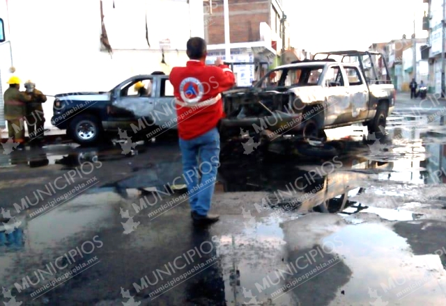 VIDEO: Prenden fuego a patrullas tras accidente en Texmelucan