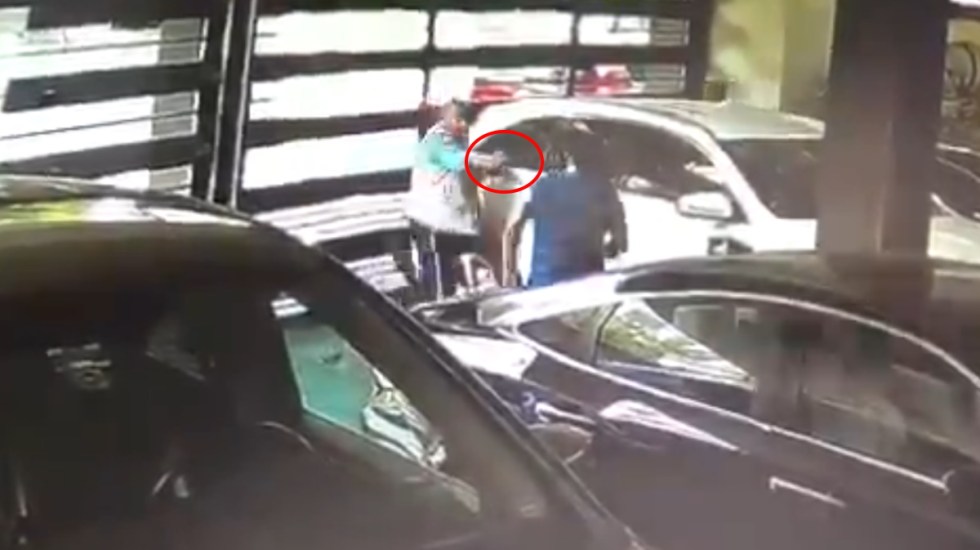 VIDEO En pelea le disparan y lo rematan al interior de una cochera