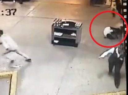 VIDEO Ejecutan a un hombre en plena central camionera