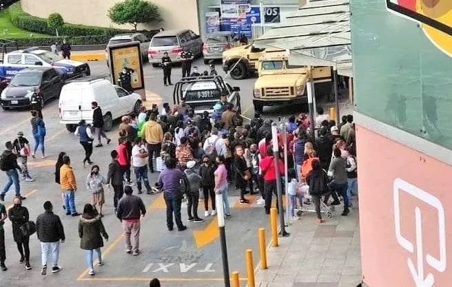 Custodio dispara a mujer y niño por error en centro comercial