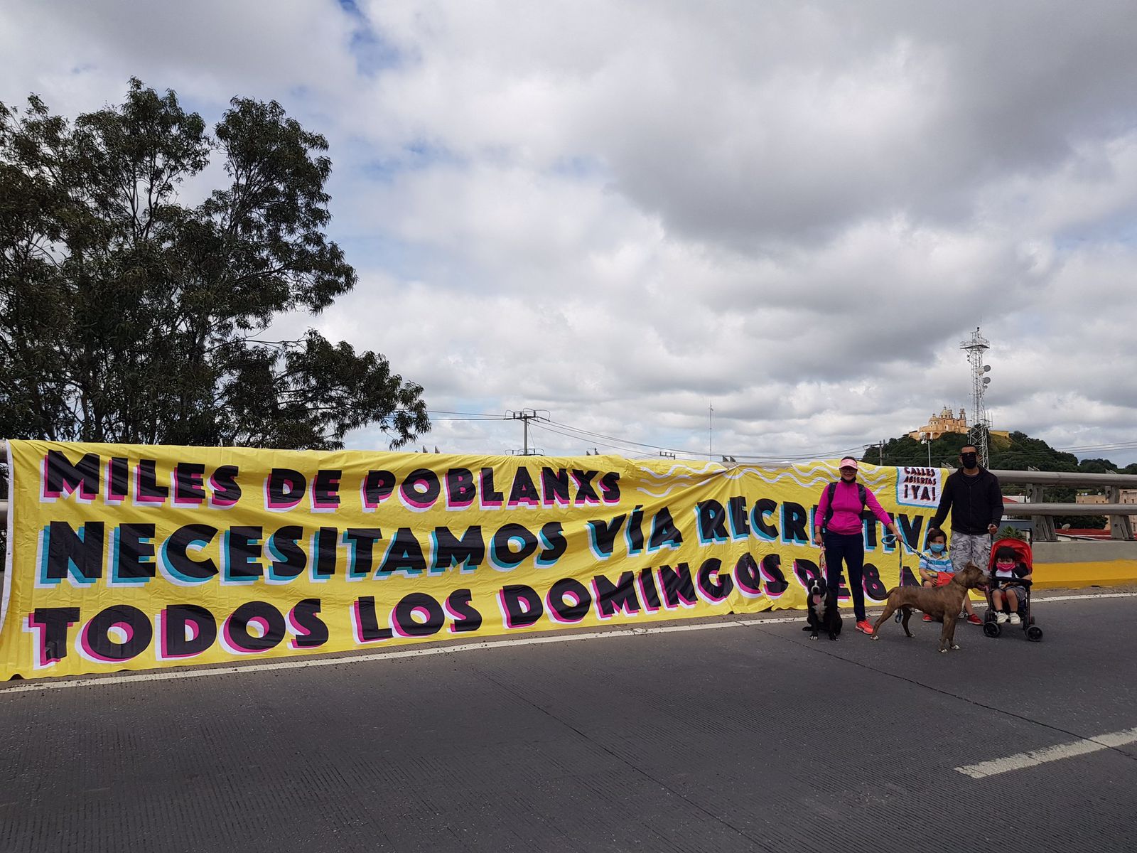 Con mantas, mantienen exigencia de ampliar Vía Recreativa en Cholula