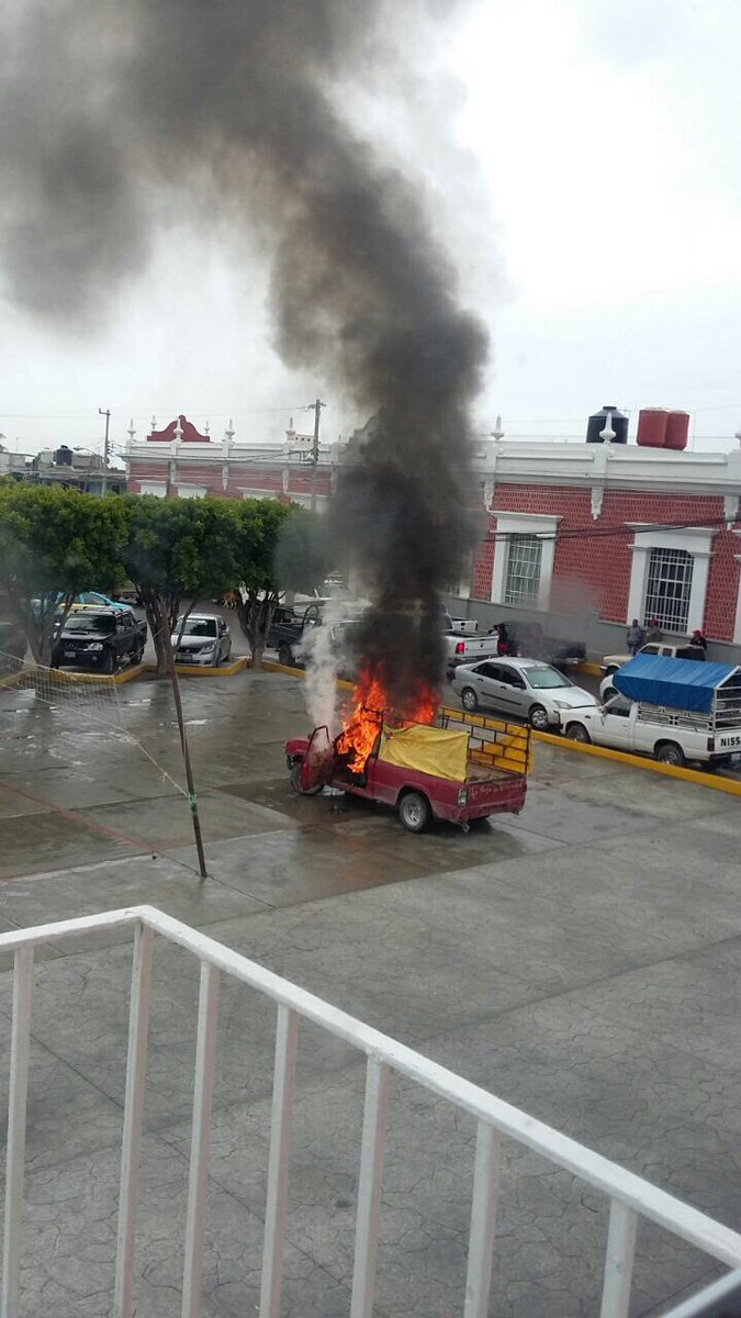 Linchan a sujeto y queman camioneta en Los Reyes de Juárez