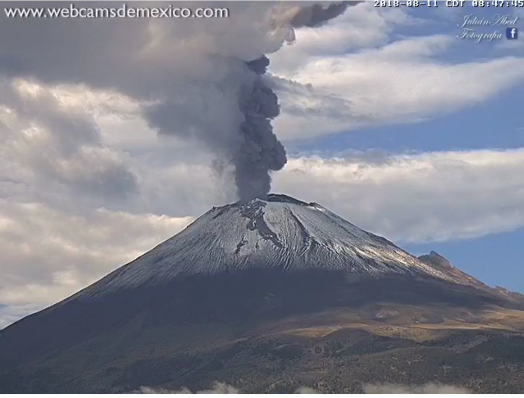 Popocatépetl con constantes erupciones de vapor