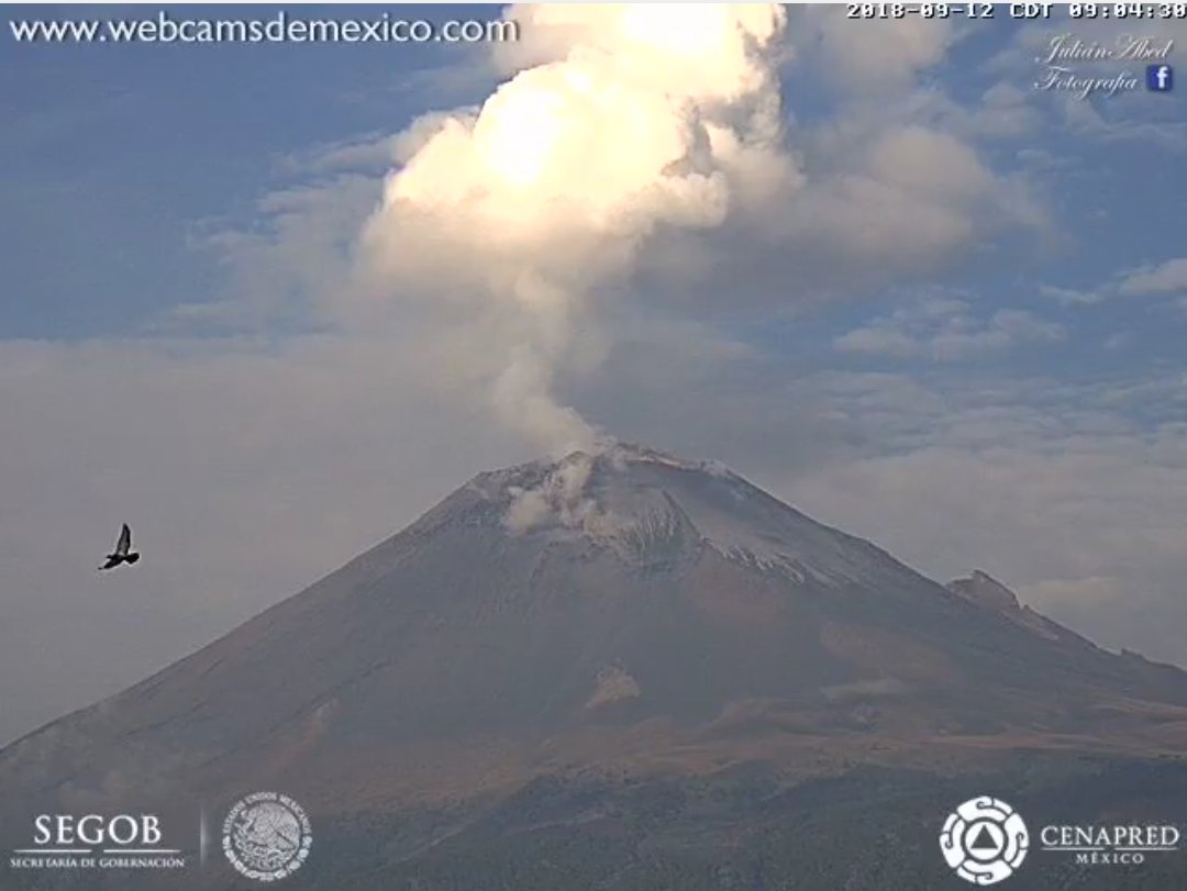 Popocatépetl con erupciones constantes de vapor de agua y gases