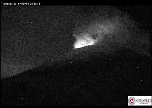 VIDEO El volcán Popocatépetl amanece con explosión