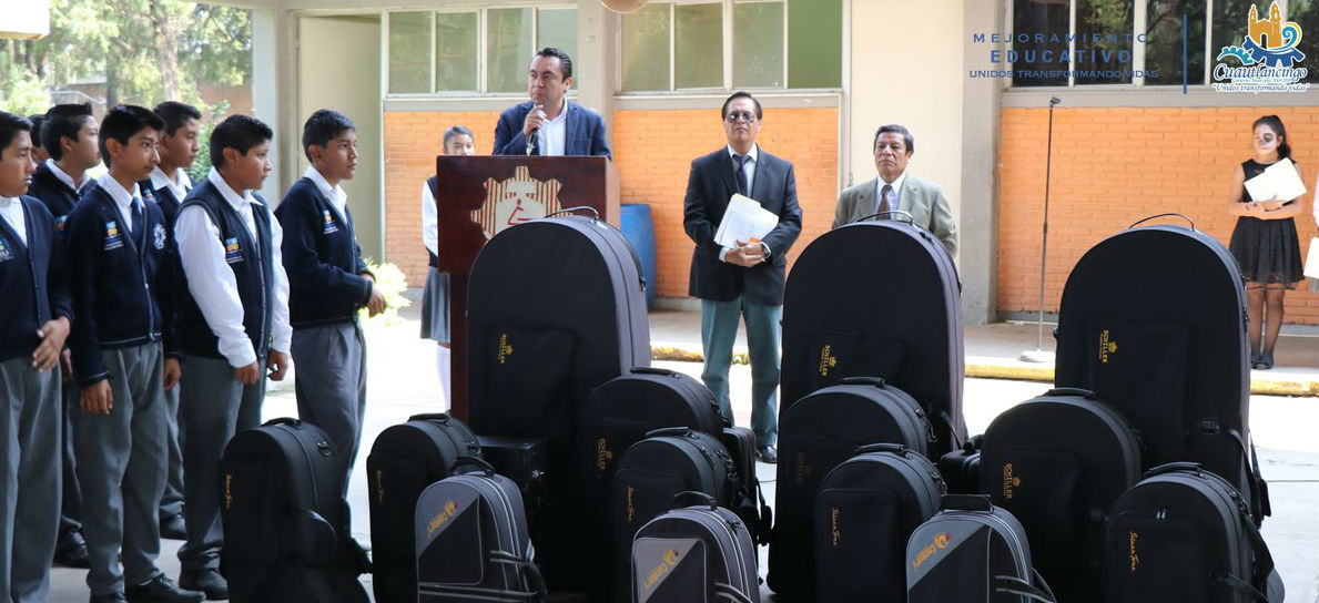 Edil entrega instrumentos musicales a escuela de Cuautlancingo