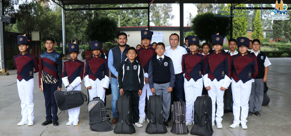 Edil entrega instrumentos musicales a escuela de Cuautlancingo