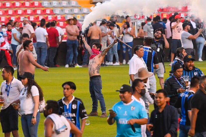 Detienen a tres policías y a un elemento de Protección Civil por riña en el estadio Corregidora