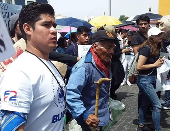 Don Felipe, estudiante de 82 años de la BUAP, presente en la megamarcha