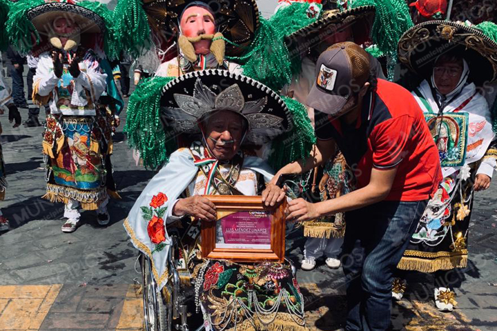 GALERÍA En silla de ruedas, don Luis participa en el carnaval de Huejotzingo