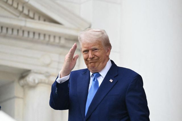 Trump pide a su base no desgastarse con teorías del caso Epstein