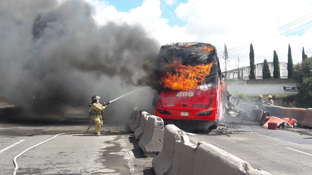 Un calcinado y 6 heridos por choque en la Puebla-Orizaba