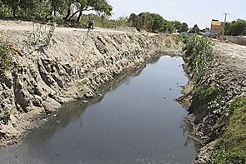 Canal de Valsequillo en Tlanepantla se lleva cadáver